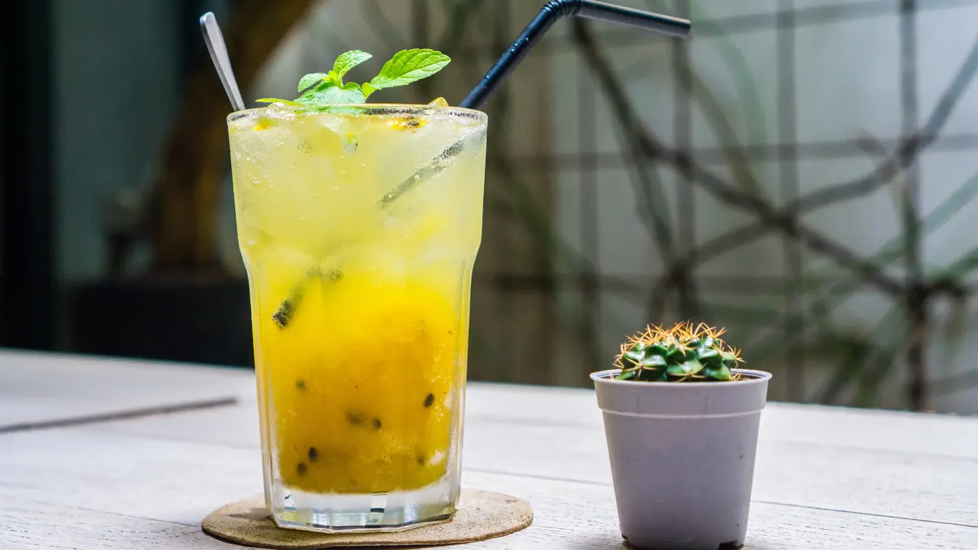 Resep Minuman Kafe dengan Sirup Passion Fruit